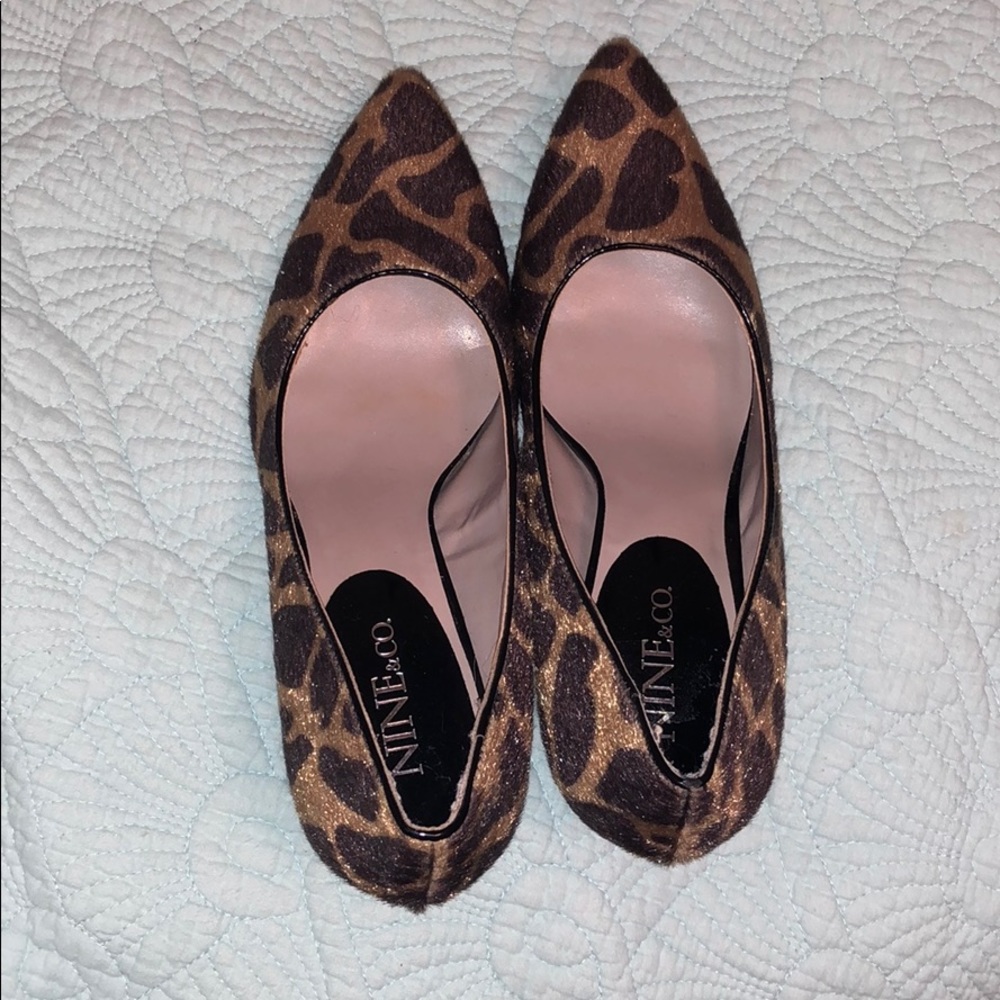 ANIMAL PRINT Nine & Co. pointed toe leather pumps